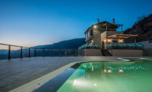 Bazén v ubytování The View Village - Villas Suites & Spa nebo v jeho okolí