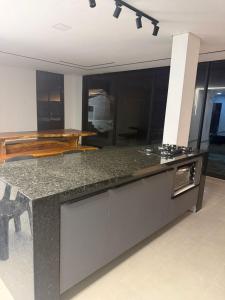 una cucina con ripiano in granito in una camera di Sua Casa Na Serra 2 a Bezerros