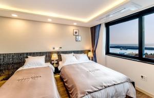 Postel nebo postele na pokoji v ubytování Seawater Spa Hotel Coza