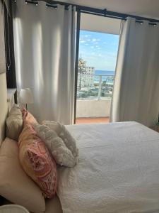 Un dormitorio con una cama con vista al mar. en Cozy room with Ocean Views, en Gold Coast 41 fotos más