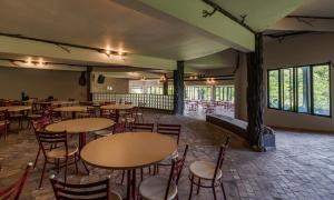 a room with tables and chairs in a restaurant at Centro de Lazer Pingo d'água in Caxambu