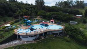 an aerial view of a house with a swimming pool at Centro de Lazer Pingo d'água in Caxambu