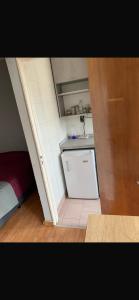 una piccola cucina con lavandino in camera di Departamentos frente Andrey si mascotas a Mar del Plata