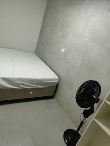 Piccola camera con letto e ventilatore. di Sua Casa Na Serra 2 a Bezerros