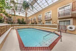 Bazén v ubytování Best Western Plus Atrium Inn nebo v jeho okolí