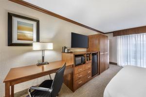 TV a/nebo společenská místnost v ubytování Best Western Plus Atrium Inn
