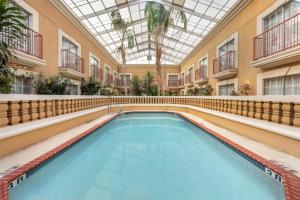 Bazén v ubytování Best Western Plus Atrium Inn nebo v jeho okolí
