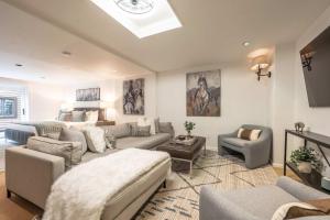Posezení v ubytování New Listing Aspen Core 5BR Townhouse