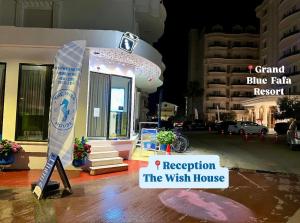 un edificio con una tavola da surf di fronte a una casa di The Wish Houses a Golem