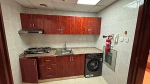Köök või kööginurk majutusasutuses Trendy Studio In Orient Towers Ajman