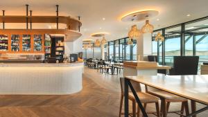 Restaurace v ubytování Crowne Plaza Residences Port Moresby by IHG