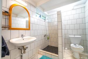 PaparaにあるManomano Lodgeの洗面台とトイレ付きのバスルーム +37枚の写真