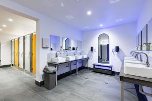 ブリスベンにあるTequila Sunrise Podstel Brisbaneの洗面台が3つと鏡が2つあるバスルーム +47枚の写真