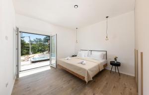 Ένα ή περισσότερα κρεβάτια σε δωμάτιο στο Lovely Home In Krivodol