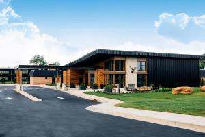 バーズタウンにあるThe Trail Hotelの道路付きの建物