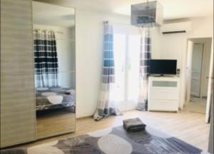 Foto sihtkohas La Celle-sous-Gouzon asuva majutusasutuse Manifique Villa de Antibes galeriist