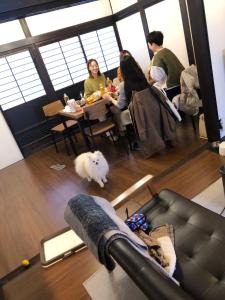 Tetamu yang menginap di ホスト滞在型民泊子犬と画家みんなの家