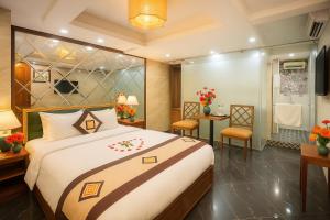 Voodi või voodid majutusasutuse Hanoi Sena Hotel & Travel - Former Symphony Hanoi Hotel toas
