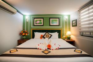Voodi või voodid majutusasutuse Hanoi Sena Hotel & Travel - Former Symphony Hanoi Hotel toas