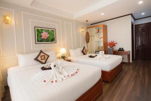 Voodi või voodid majutusasutuse Hanoi Sena Hotel & Travel - Former Symphony Hanoi Hotel toas