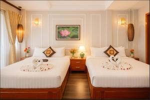 Voodi või voodid majutusasutuse Hanoi Sena Hotel & Travel - Former Symphony Hanoi Hotel toas