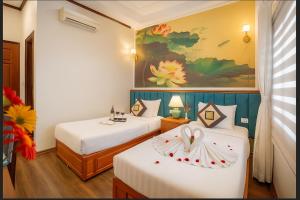Voodi või voodid majutusasutuse Hanoi Sena Hotel & Travel - Former Symphony Hanoi Hotel toas