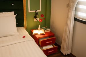 Voodi või voodid majutusasutuse Hanoi Sena Hotel & Travel - Former Symphony Hanoi Hotel toas