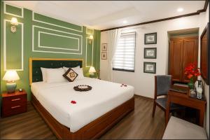 Voodi või voodid majutusasutuse Hanoi Sena Hotel & Travel - Former Symphony Hanoi Hotel toas