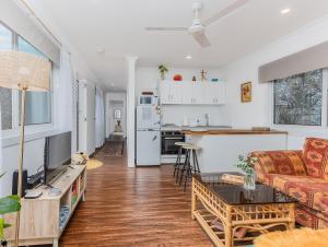 Η κουζίνα ή μικρή κουζίνα στο Caba Beach Condo Modern, 2-bedroom cabin, walk to the beach! 3-night minimum stay +20 φωτογραφίες