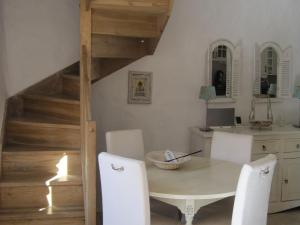 Imagine din galeria proprietății Very spacious and luxurious holiday home on quiet estate 1880 with pool în Buzon