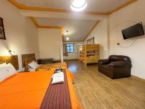 Μια τηλεόραση ή/και κέντρο ψυχαγωγίας στο Tambo Lodge Canta