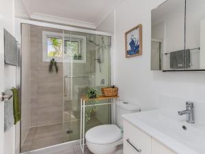 Ένα μπάνιο στο Caba Beach Condo Modern, 2-bedroom cabin, walk to the beach! 3-night minimum stay