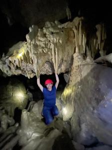 eine Person hängt aus einer Eishöhle in der Unterkunft Irigoin Hospedaje in Nueva Cajamarca