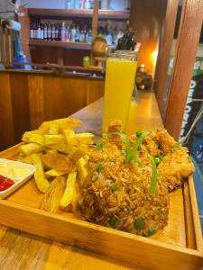 ein Teller Essen mit Reis und Pommes und einem Getränk in der Unterkunft Irigoin Hospedaje in Nueva Cajamarca + 8 Fotos