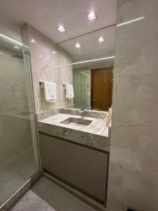 un bagno con lavandino e specchio di Apart-Hotel Costa Mar - luxo- beira mar a Recife