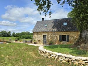 an old brick house with a stone wall at Maison climatisée avec piscine privée, wifi et parking, animaux bienvenus - FR-1-616-456 in Les Coteaux Périgourdins