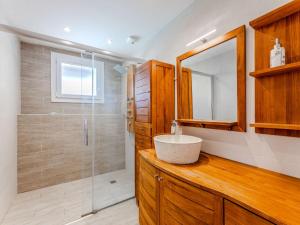 a bathroom with a sink and a shower at Biscarrosse: Maison 5 chambres avec piscine privée - FR-1-521-258 in Biscarrosse