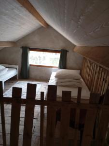 ein kleines Schlafzimmer mit einem Bett und einem Fenster in der Unterkunft cabane au bord de l'eau pas de carpe dans l'étang pas d'électricité ! 