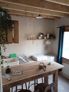 Gambar di galeri bagi cabane au bord de l'eau pas de carpe dans l'étang pas d'électricité ! 
