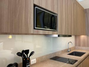 マニラにあるHotel Residences At Acquaのキッチン(シンク上部に電子レンジ付)