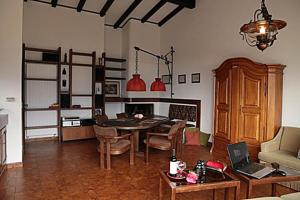 ein Wohnzimmer mit einem Tisch und einem Sofa in der Unterkunft Casa Micheroli in Gordola