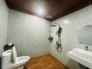 a bathroom with a toilet and a sink at Green Bamboo Lodge Resort in Cat Tien