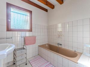 a bathroom with a tub and a sink at Maison chaleureuse avec terrasse et jardin, proche plage et centre-ville - 6 pers, Biscarrosse - FR-1-521-34 in Biscarrosse-Plage