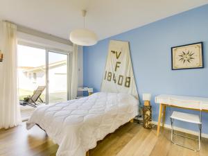 una camera da letto con un letto, una scrivania e una finestra di Maison contemporaine Biscarrosse, 7 pers., 3 ch., Wi-Fi, sur terrain 700m², proche activités et plages - FR-1-521-44 a Biscarrosse