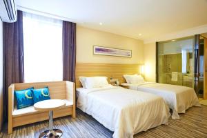 um quarto de hotel com duas camas e uma janela em City Comfort Hotel Kuala Lumpur City Center (Bukit Bintang) em Kuala Lumpur