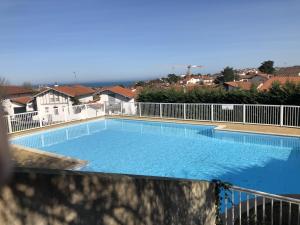 Bazén v ubytování Appartement avec Terrasse et Piscine à Guéthary, Proche Plages - FR-1-239-604 nebo v jeho okolí