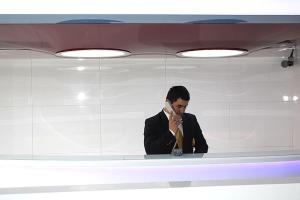 un homme parlant sur un téléphone portable devant un miroir dans l'établissement Samsun Park Hotel, à Samsun