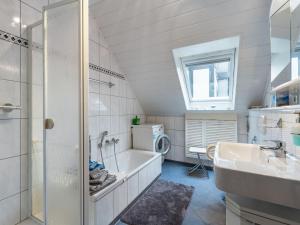 Vannituba majutusasutuses Wohnung in Eslohe am SauerlandRing, cleaning included