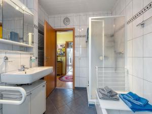Vannituba majutusasutuses Wohnung in Eslohe am SauerlandRing, cleaning included +33 fotot