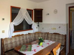 ein Wohnzimmer mit einer Couch und einem Tisch in der Unterkunft Apartment view of fortress in Pirna in Pirna